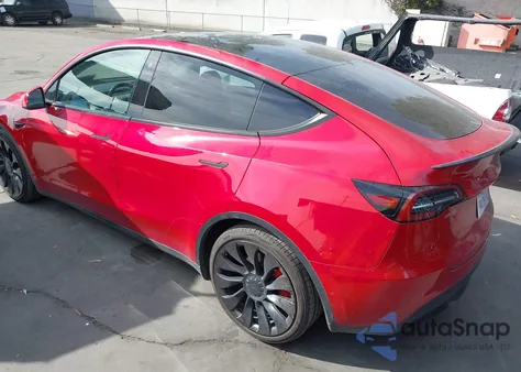 2022 Tesla Model Y Performance Dual Motor All-Wheel Drive z USA, uszkodzony, nr VIN 7SAYGDEF0NF446034